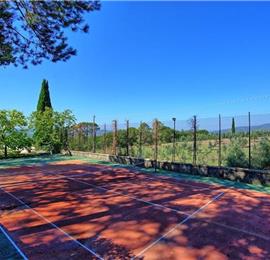 6 bedroom villa with large pool and tennis court near Arezzo, Southern Tuscany, sleeps 12